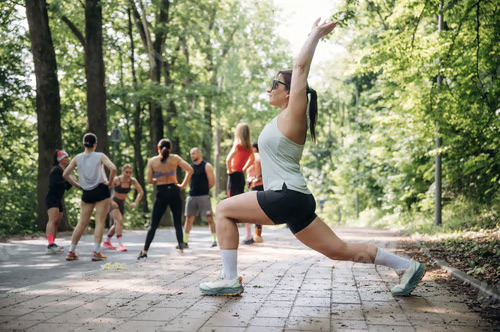 戶外步行與伸展的抽象插圖